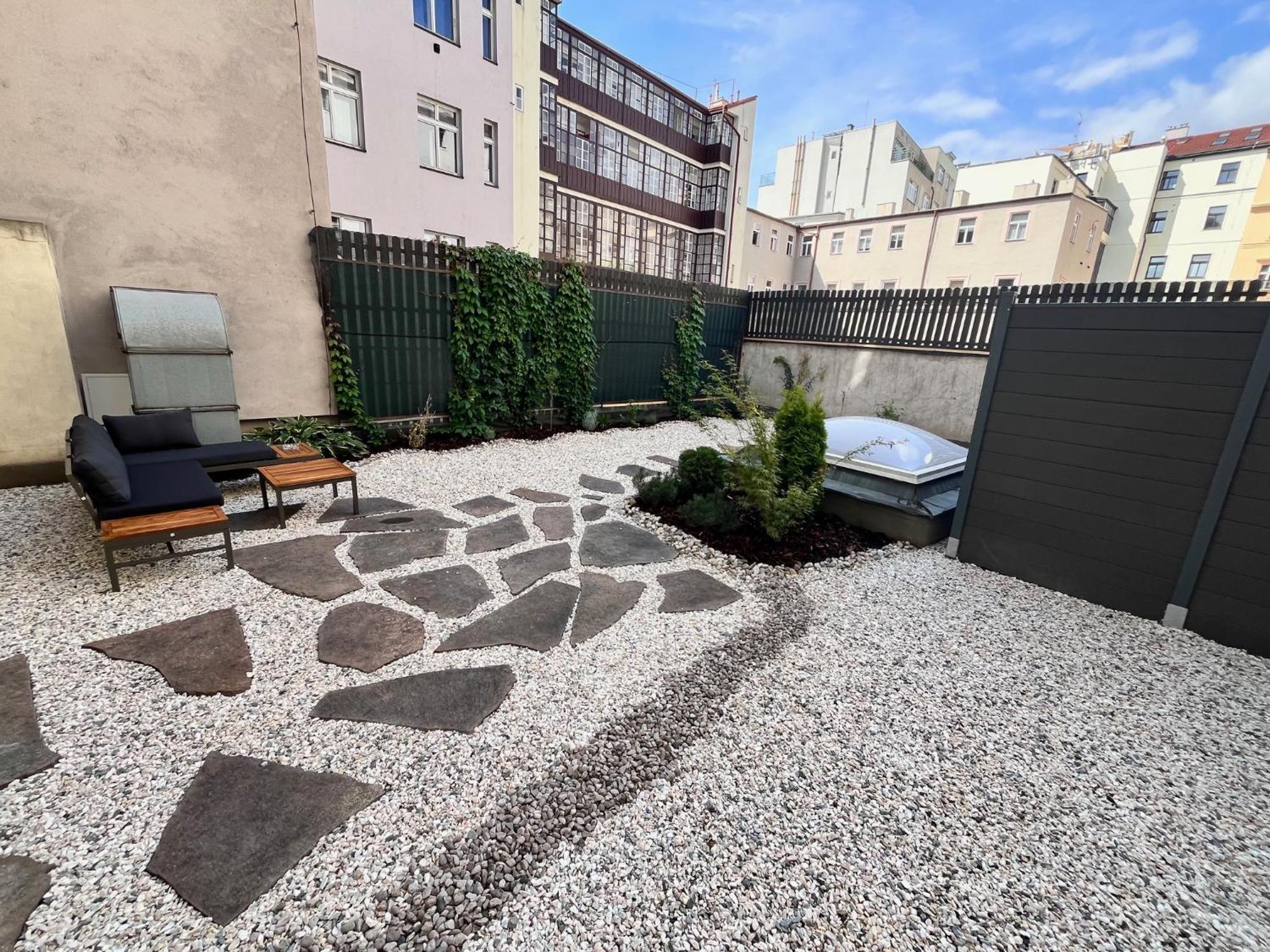 New City Centre Garden Apartment - Central Location Прага Екстериор снимка