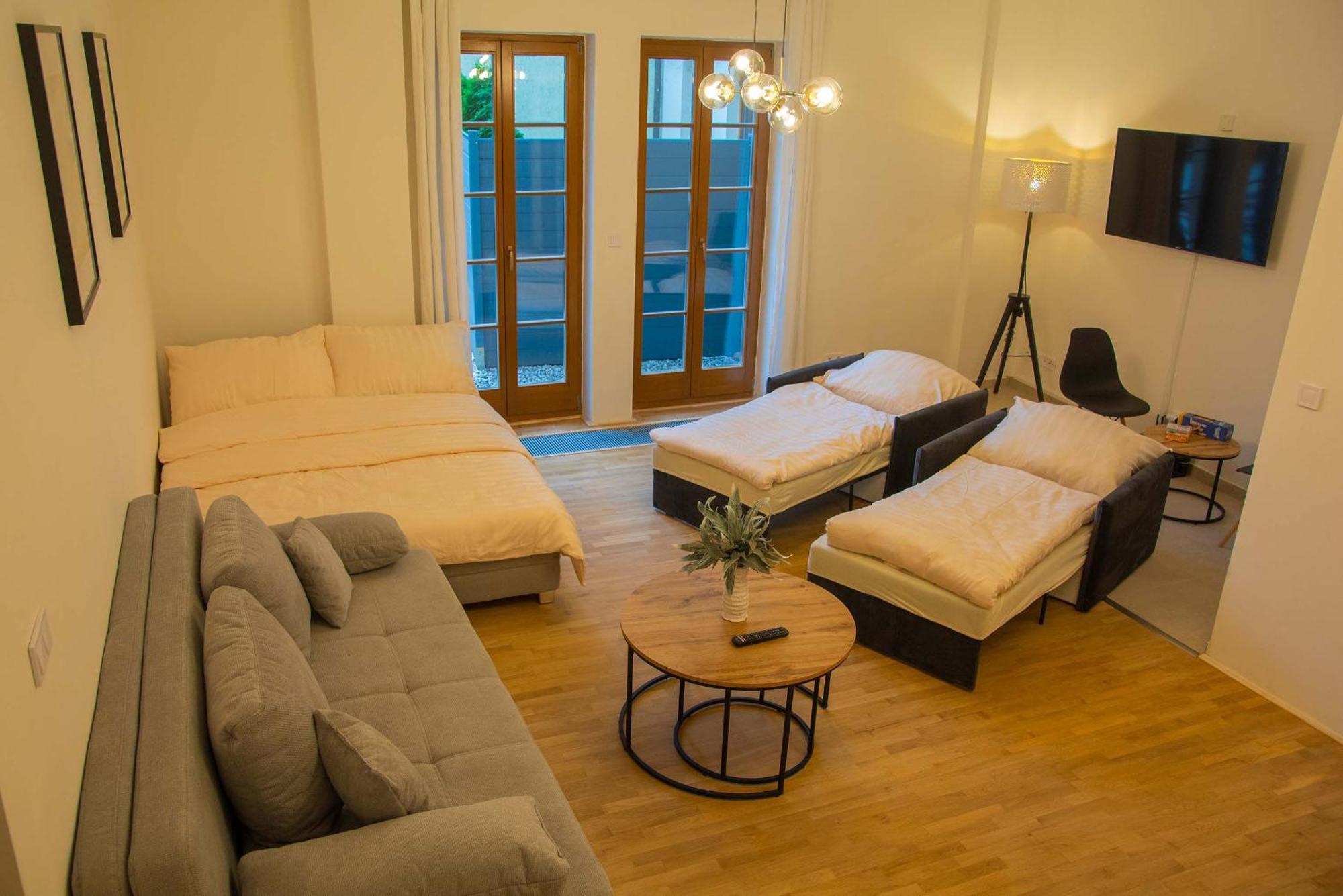 New City Centre Garden Apartment - Central Location Прага Екстериор снимка