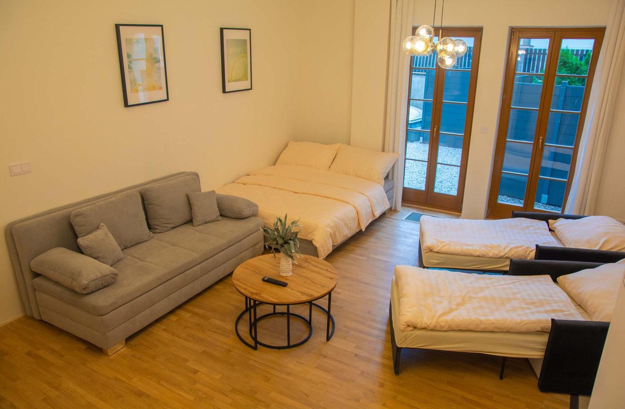 New City Centre Garden Apartment - Central Location Прага Екстериор снимка