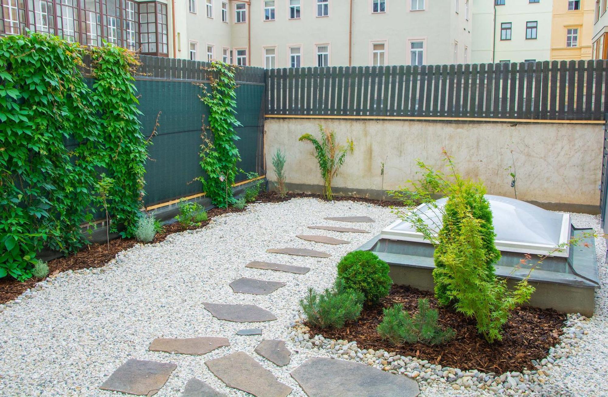 New City Centre Garden Apartment - Central Location Прага Екстериор снимка
